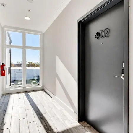 Apartment Nations Sky Retreat 2br Private Rooftop Views *