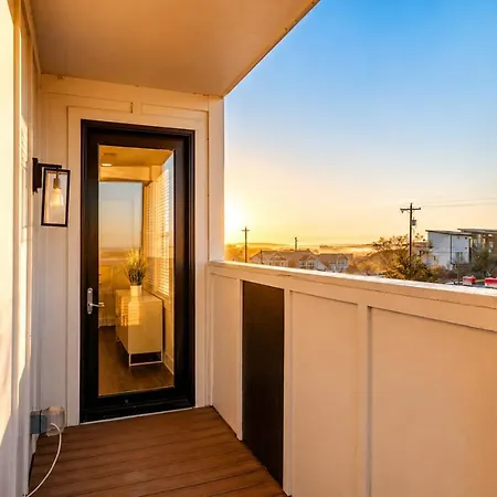 Nations Sky Retreat 2br Private Rooftop Views Apartment *