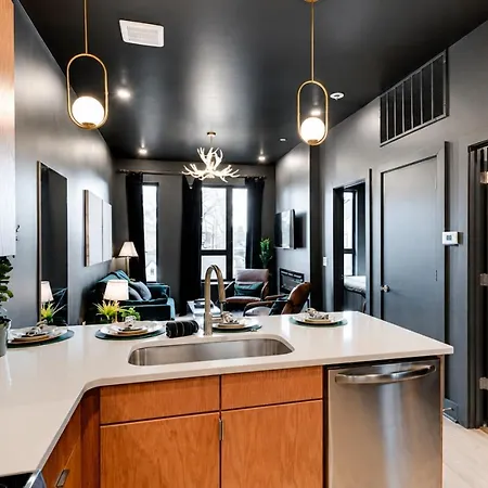 Spacious Floor Sleeps 6 Apartment