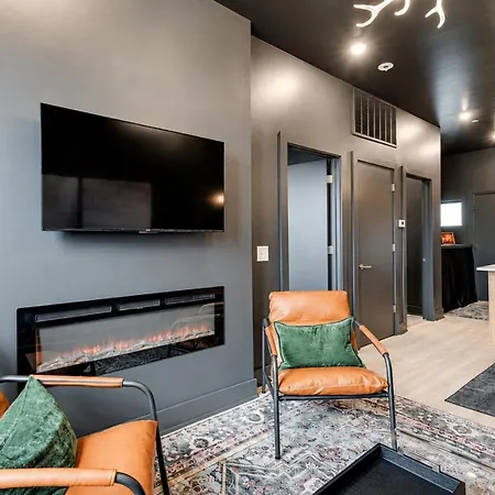 Spacious Floor Sleeps 6 Apartment *