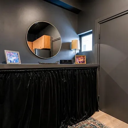 Spacious Floor Sleeps 6 Nashville