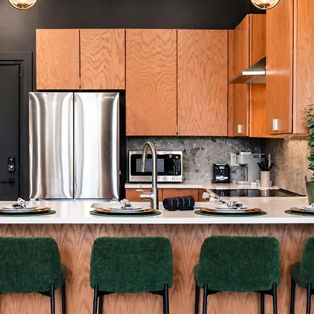 Spacious Floor Sleeps 6 Apartment Nashville