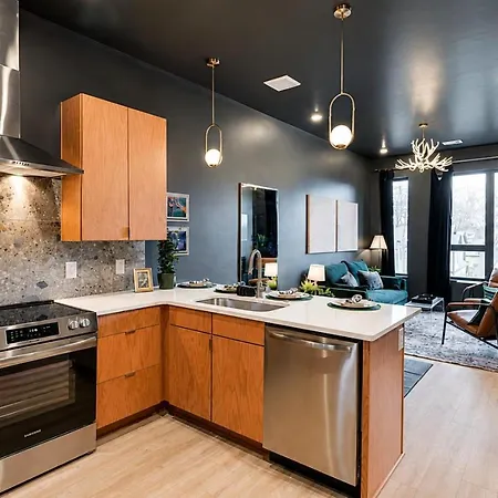 Spacious Floor Sleeps 6 Apartment Nashville