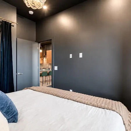 Apartment Spacious Floor Sleeps 6 *