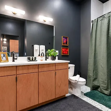 Spacious Floor Sleeps 6 Apartment *