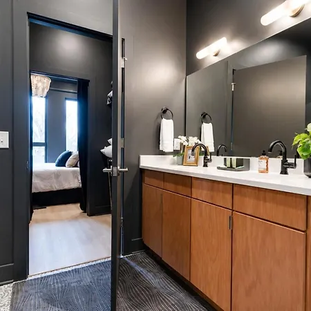 Spacious Floor Sleeps 6 Nashville