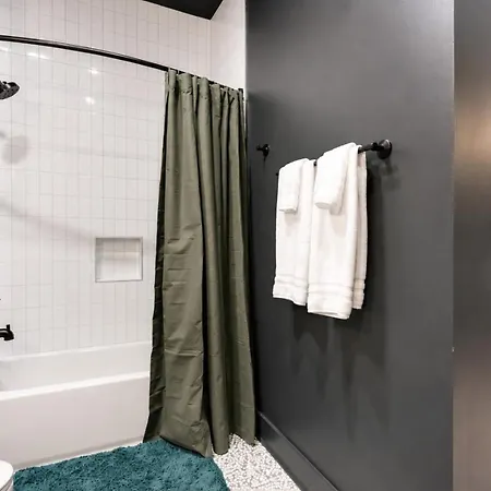 Spacious Floor Sleeps 6