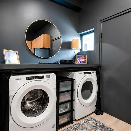 Apartment Spacious Floor Sleeps 6 *