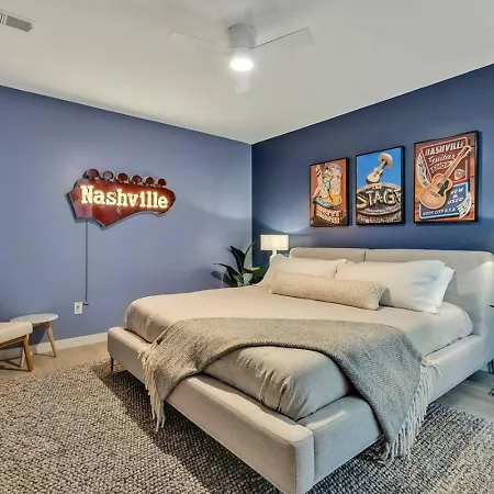Apartment Boots On Broadway In Downtown With Parking, Pool, Gym