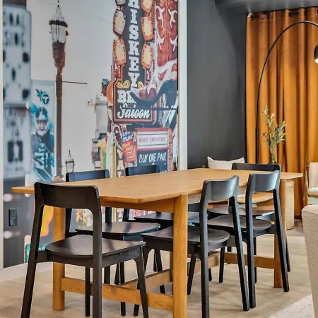 Apartment Boots On Broadway In Downtown With Parking, Pool, Gym *