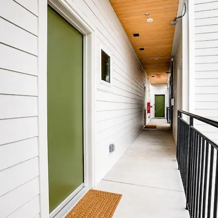 Apartment Spacious Floor Sleeps 6 *