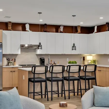 Apartment Boots On Broadway In Downtown With Parking, Pool, Gym *