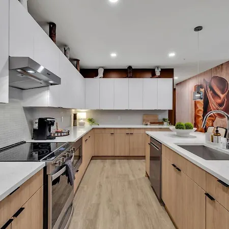 Apartment Boots On Broadway In Downtown With Parking, Pool, Gym *