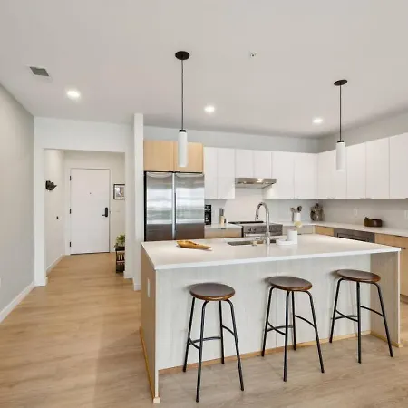Skyline Nights Downtown Nash W/ Views, Pool, Gym Apartment Nashville