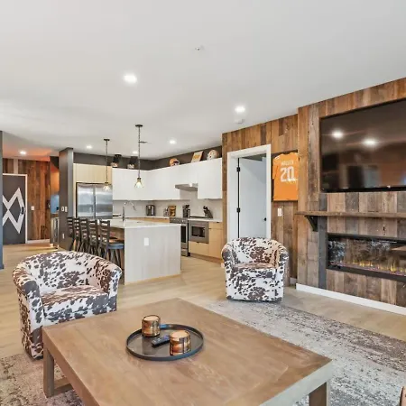 Walk To Broadway From Whiskey Glasses, Bach Party Approved With Pool And Gym Apartment *