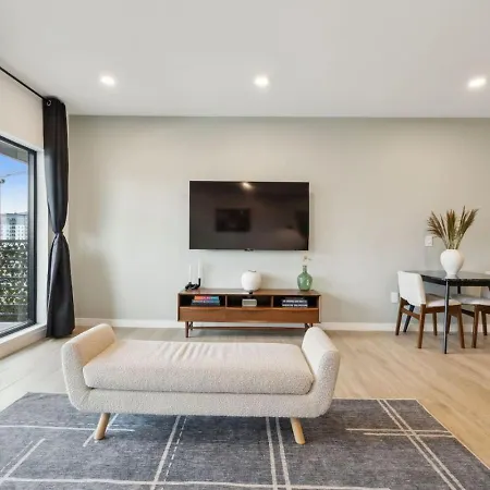 Skyline Nights Downtown Nash W/ Views, Pool, Gym Apartment Nashville