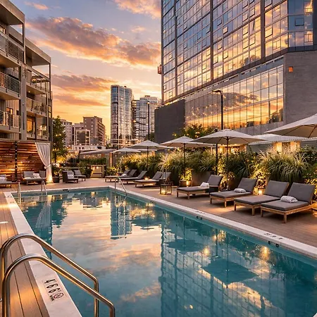 Apartment Walk To Broadway From Whiskey Glasses, Bach Party Approved With Pool And Gym