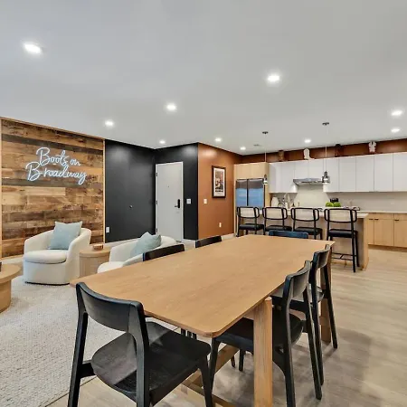 Boots On Broadway In Downtown With Parking, Pool, Gym Apartment