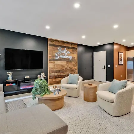Apartment Boots On Broadway In Downtown With Parking, Pool, Gym