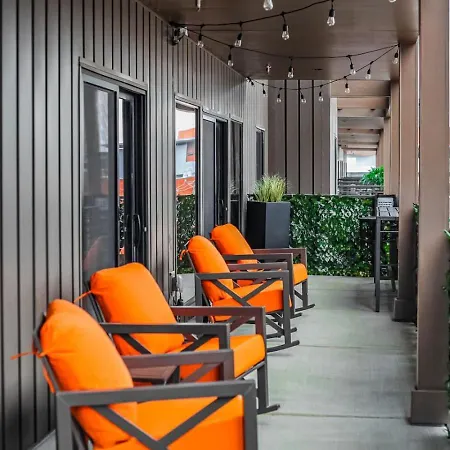 Apartment Walk To Broadway From Whiskey Glasses, Bach Party Approved With Pool And Gym Nashville