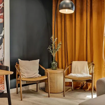Boots On Broadway In Downtown With Parking, Pool, Gym