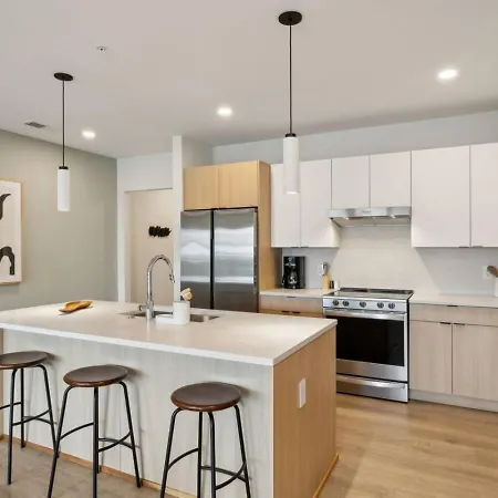 Apartment Skyline Nights Downtown Nash W/ Views, Pool, Gym *