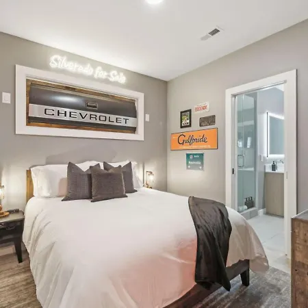 Walk To Broadway From Whiskey Glasses, Bach Party Approved With Pool And Gym Apartment
