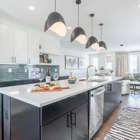 Luxe 4br Retreat With Rooftop Fire Pit & Garage Holiday home *