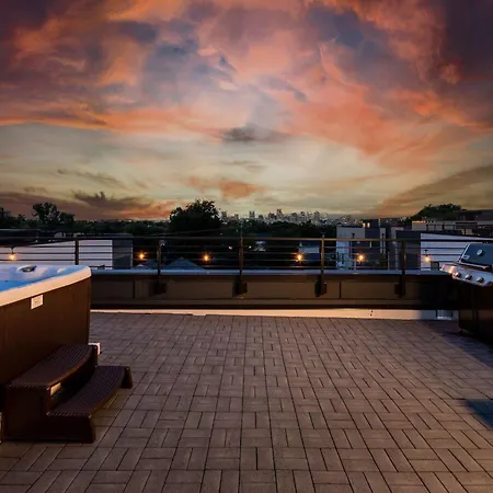 Escape With Skyline Deck And Hot Tub Holiday home