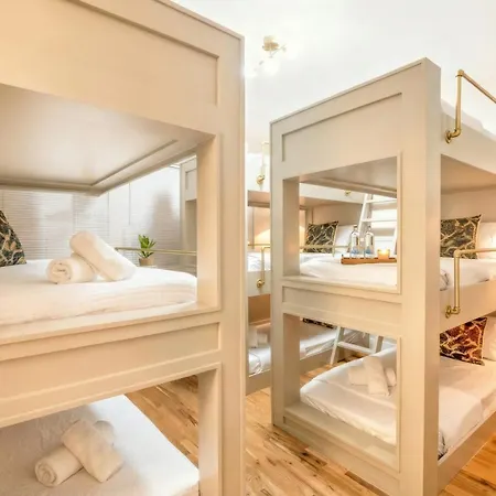 Skyline Views With Double Rooftop Deck & Game Holiday home *