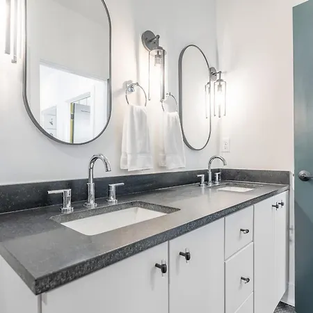Holiday home Rooftop Hot Tub Fire Pit 8br Near Broadway