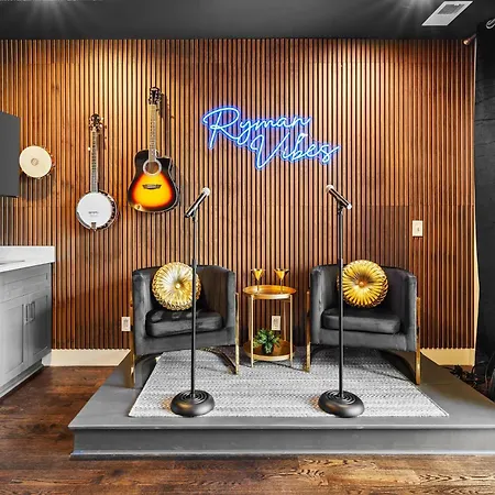 Iconic Ryman Revival - Pews Murals & Karaoke Holiday home