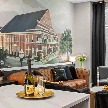 Iconic Ryman Revival - Pews Murals & Karaoke Holiday home