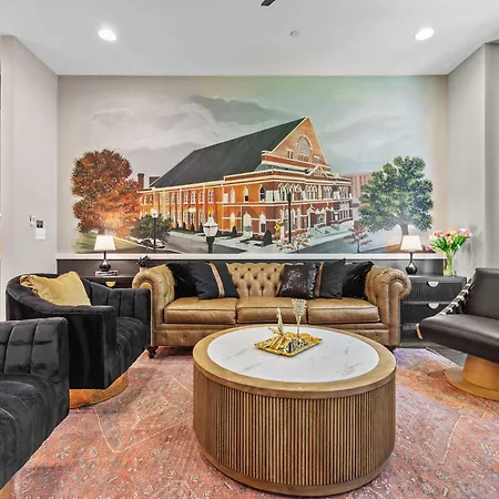 Holiday home Iconic Ryman Revival - Pews Murals & Karaoke