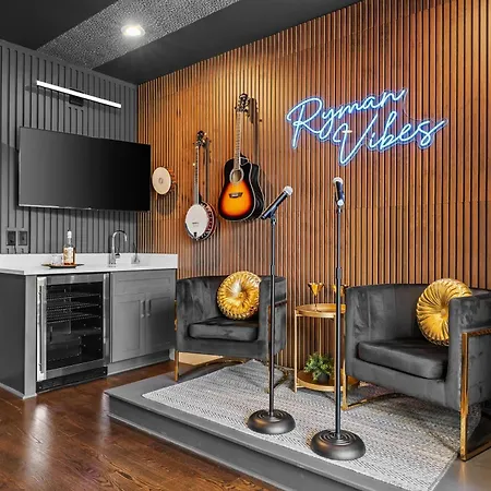 Iconic Ryman Revival - Pews Murals & Karaoke Holiday home