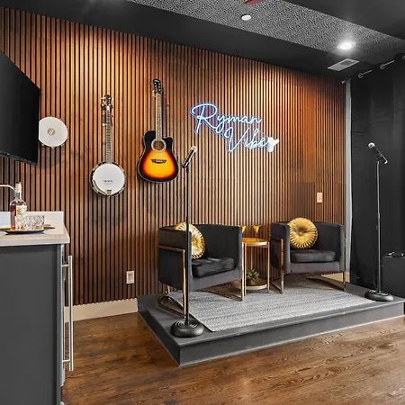 Holiday home Iconic Ryman Revival - Pews Murals & Karaoke *