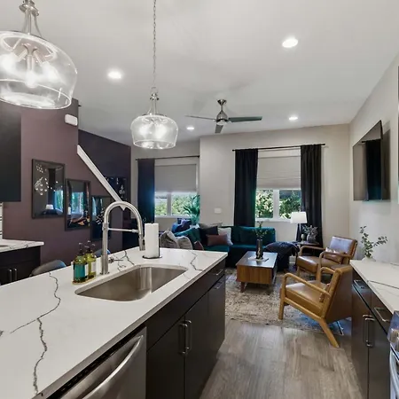Rooftop Views 4br 4ba 7 Beds Near Broadway *