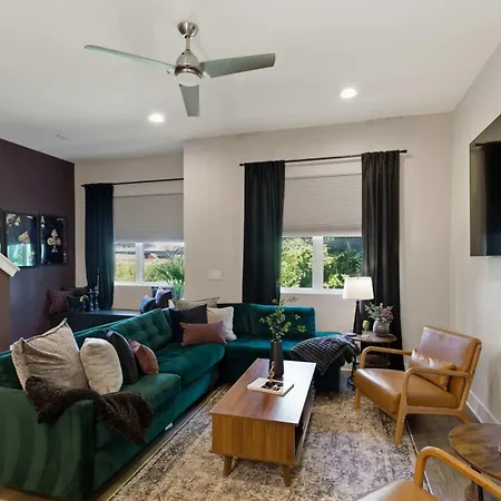 Rooftop Views 4br 4ba 7 Beds Near Broadway