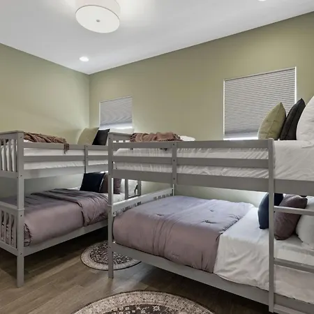 Rooftop Views 4br 4ba 7 Beds Near Broadway *