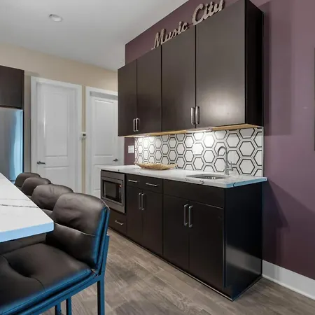 Holiday home Rooftop Views 4br 4ba 7 Beds Near Broadway Nashville