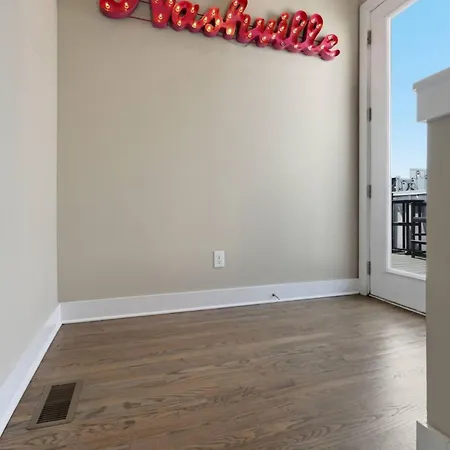 Rooftop Views 4br 4ba 7 Beds Near Broadway *