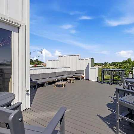 Holiday home Rooftop Views 4br 4ba 7 Beds Near Broadway