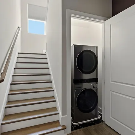 Holiday home Rooftop Views 4br 4ba 7 Beds Near Broadway *