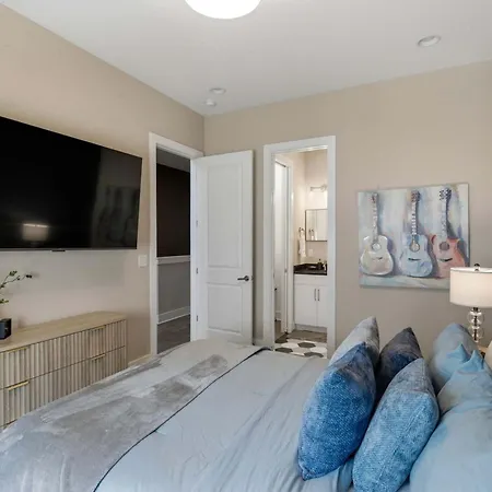 Rooftop Views 4br 4ba 7 Beds Near Broadway
