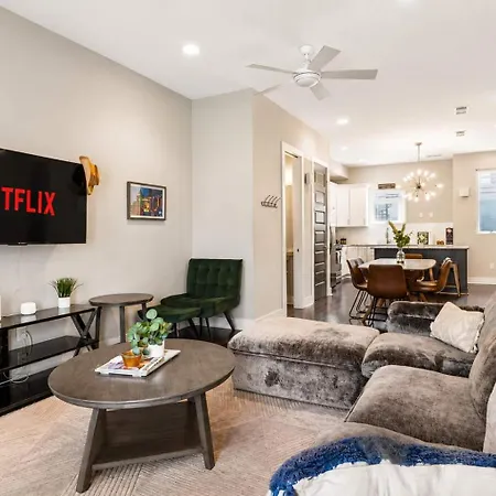 Chic Near Downtown Sleeps 14 Holiday home