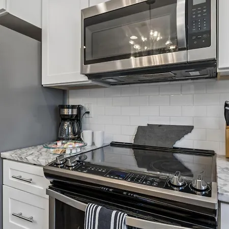 Chic Near Downtown Sleeps 14 Nashville