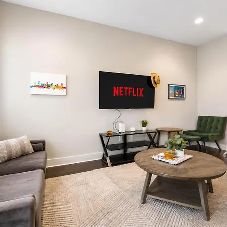 Chic Near Downtown Sleeps 14 * Nashville