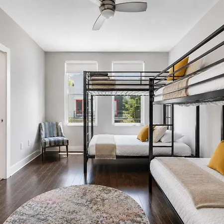 Holiday home Chic Near Downtown Sleeps 14 *