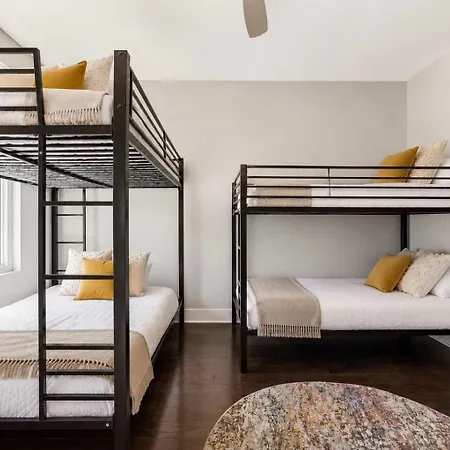 Holiday home Chic Near Downtown Sleeps 14