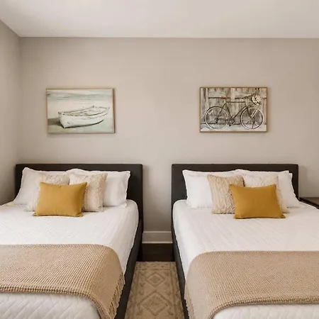 Holiday home Chic Near Downtown Sleeps 14 *